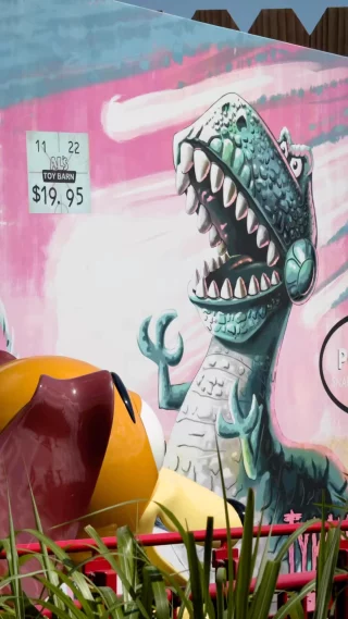 Have you noticed this fun detail in the Slinky Dog Dash attraction? We love how Disney Imagineers add these fun details for guests to find and enjoy! #slinkydogdash
.
.
.
#disneylists #playbig #disneycoaster #waltdisneyworld